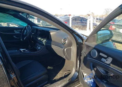 2019 Mercedes-Benz E 300 4Matic z USA, uszkodzony, nr VIN WDDZF4KB4KA624060